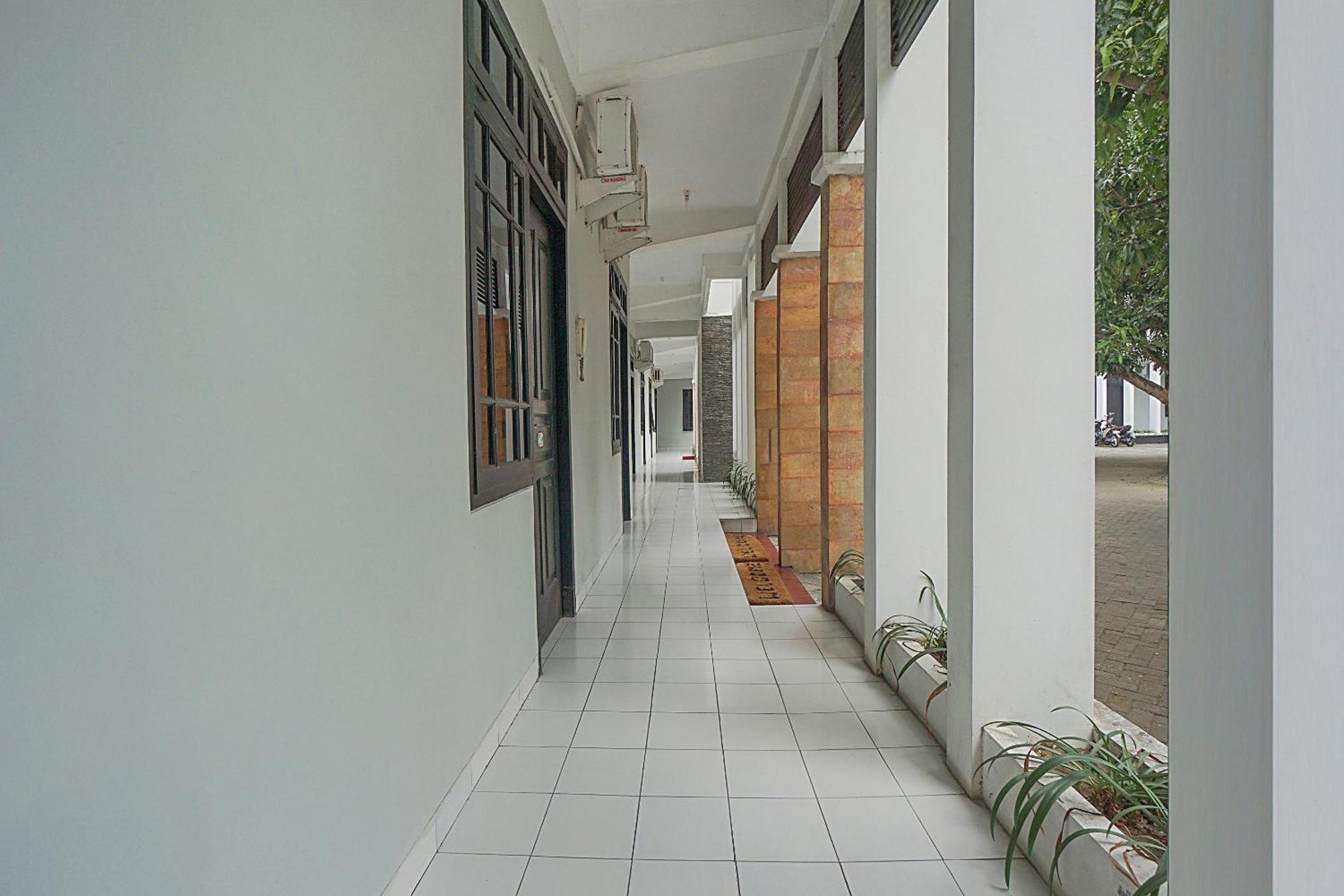 Oyo Life 90589 Palem Garden Hotel Тулунгагунг Экстерьер фото